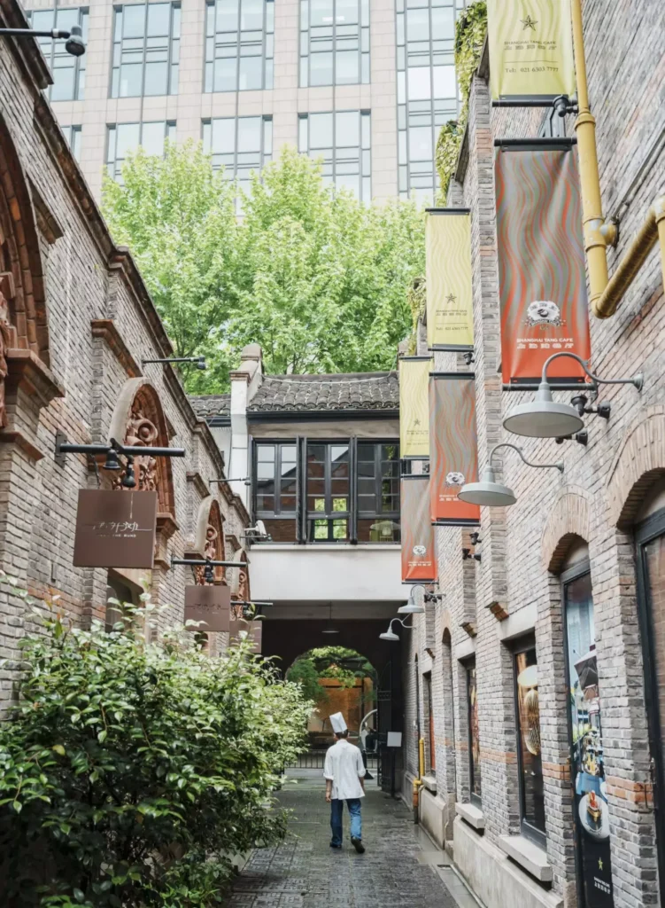 Ruelle de maisons shikumen en briques dans le quartier de Xintiandi à Shanghai