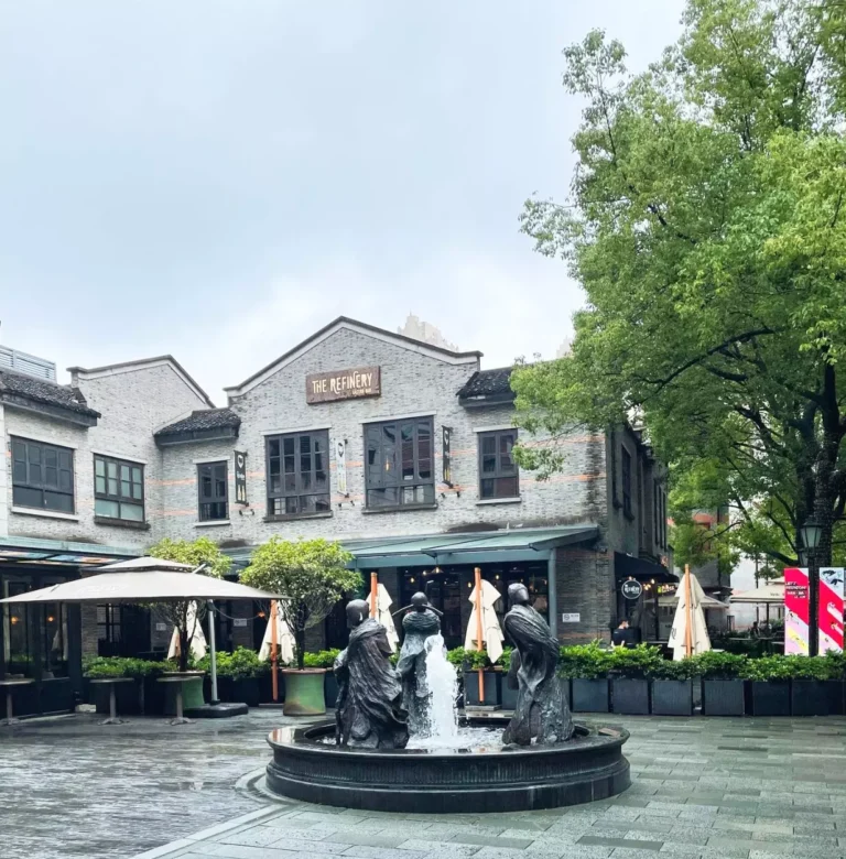 Place de Xintiandi avec fontaine et façades shikumen rénovées