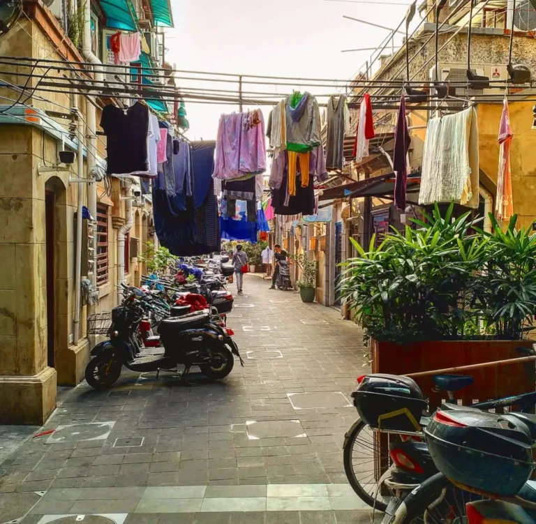Ruelle résidentielle de lilong avec du linge qui sèche près de Xintiandi