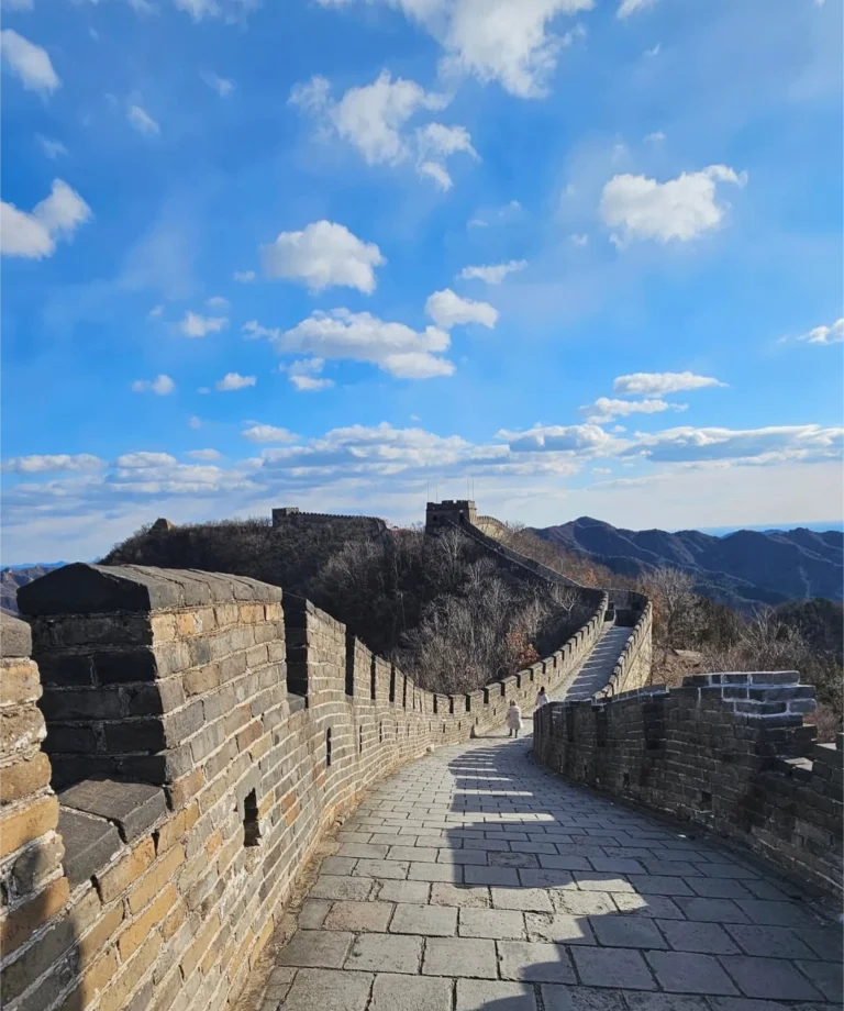 Chemin de ronde de la Grande Muraille sous le soleil d'hiver