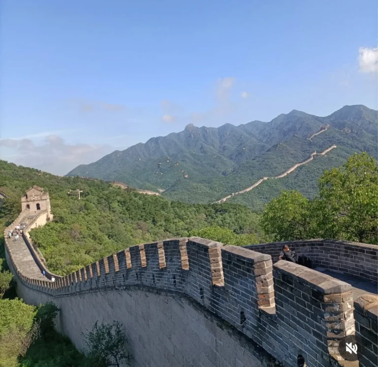 Grande Muraille de Chine sur des crêtes verdoyantes près de Pékin