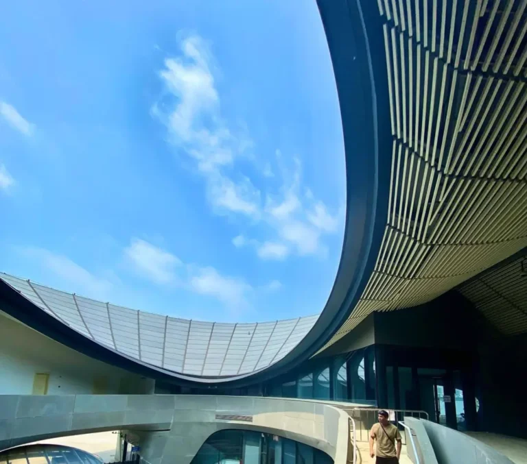 Façade courbe du Musée de Shanghai vue en contre-plongée