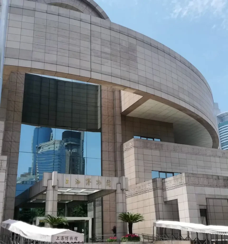 Architecture contemporaine du Musée de Shanghai sous un ciel bleu
