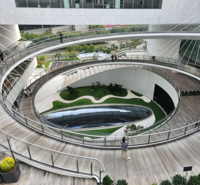 Vue plongeante sur l'architecture circulaire du Musée de Shanghai