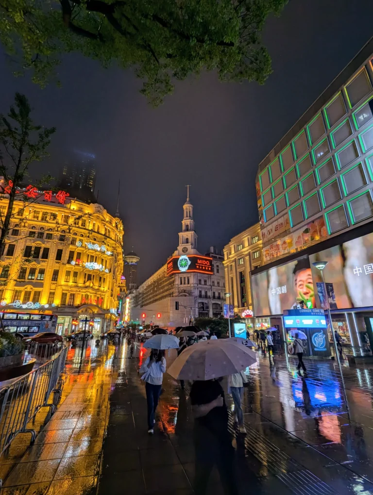 Promeneurs sur Nanjing Road le soir au milieu des néons