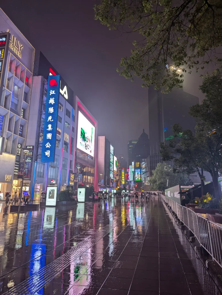 Enseignes lumineuses de Nanjing Road la nuit sous la pluie à Shanghai