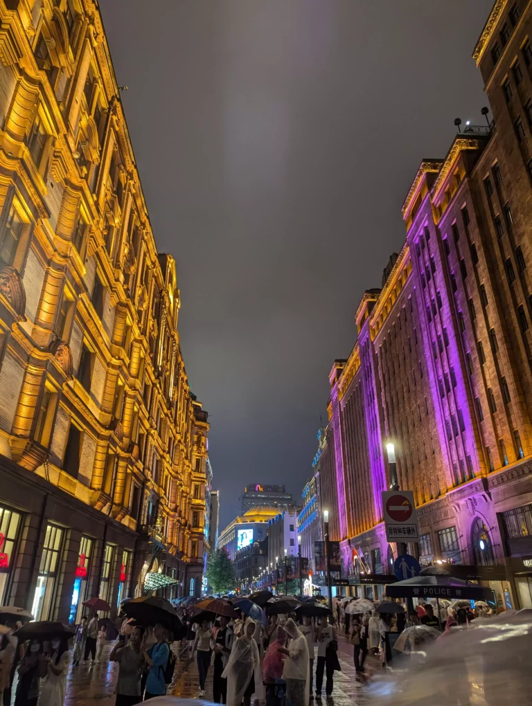 Grands magasins illuminés le long de la rue piétonne de Nanjing Road