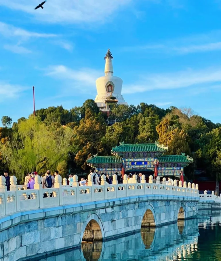 Pagode blanche sur l'île de Qionghua au Parc Beihai