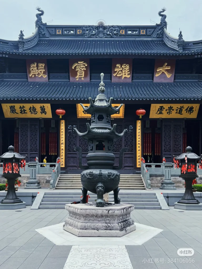 Cour et brûle-encens devant une salle du Temple du Bouddha de Jade
