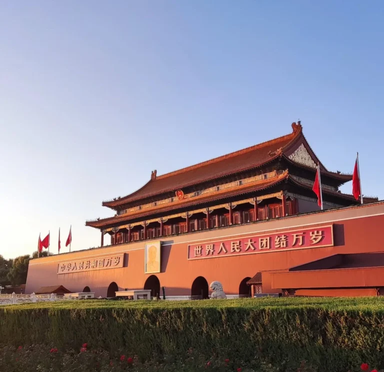Porte de la Paix céleste (Tian'anmen) et son portrait de Mao en fin de journée
