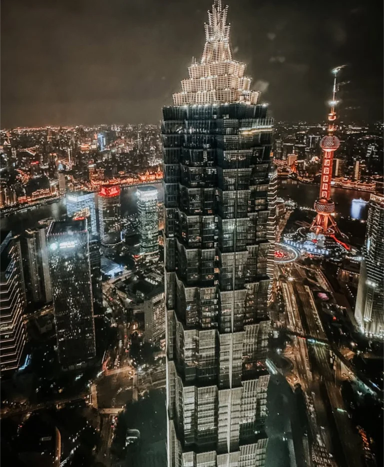 Tour Jin Mao illuminée la nuit au milieu des gratte-ciel de Pudong