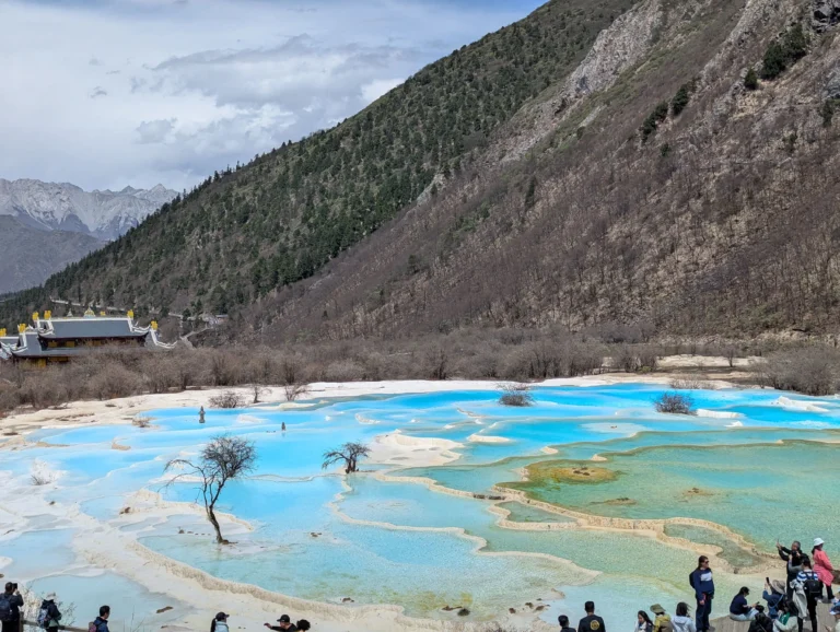 Huanglong : La vallée du dragon jaune, un trésor suspendu entre ciel et terre