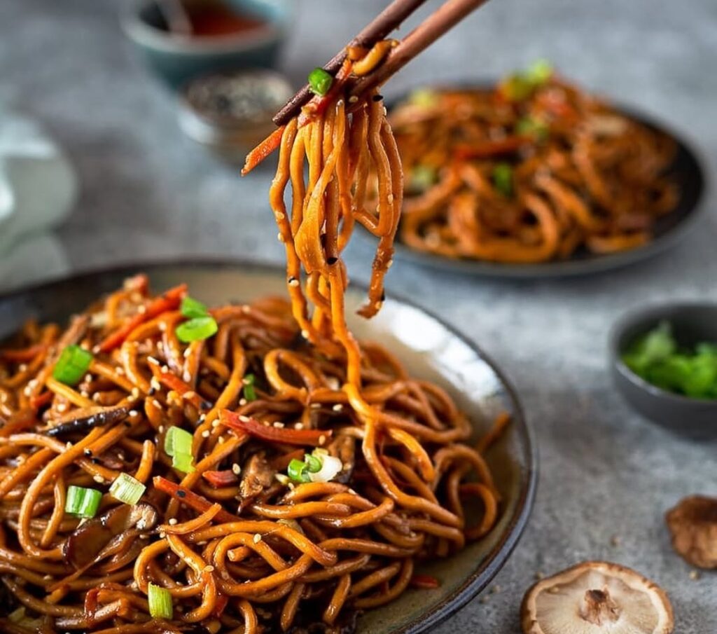 Nouilles plates de riz sautées au bœuf à la cantonaise