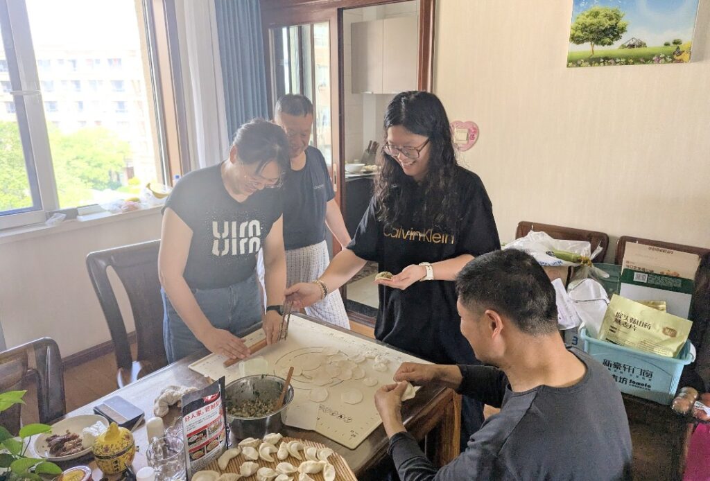 moi et ma famille en train de faire des dumplings en chine