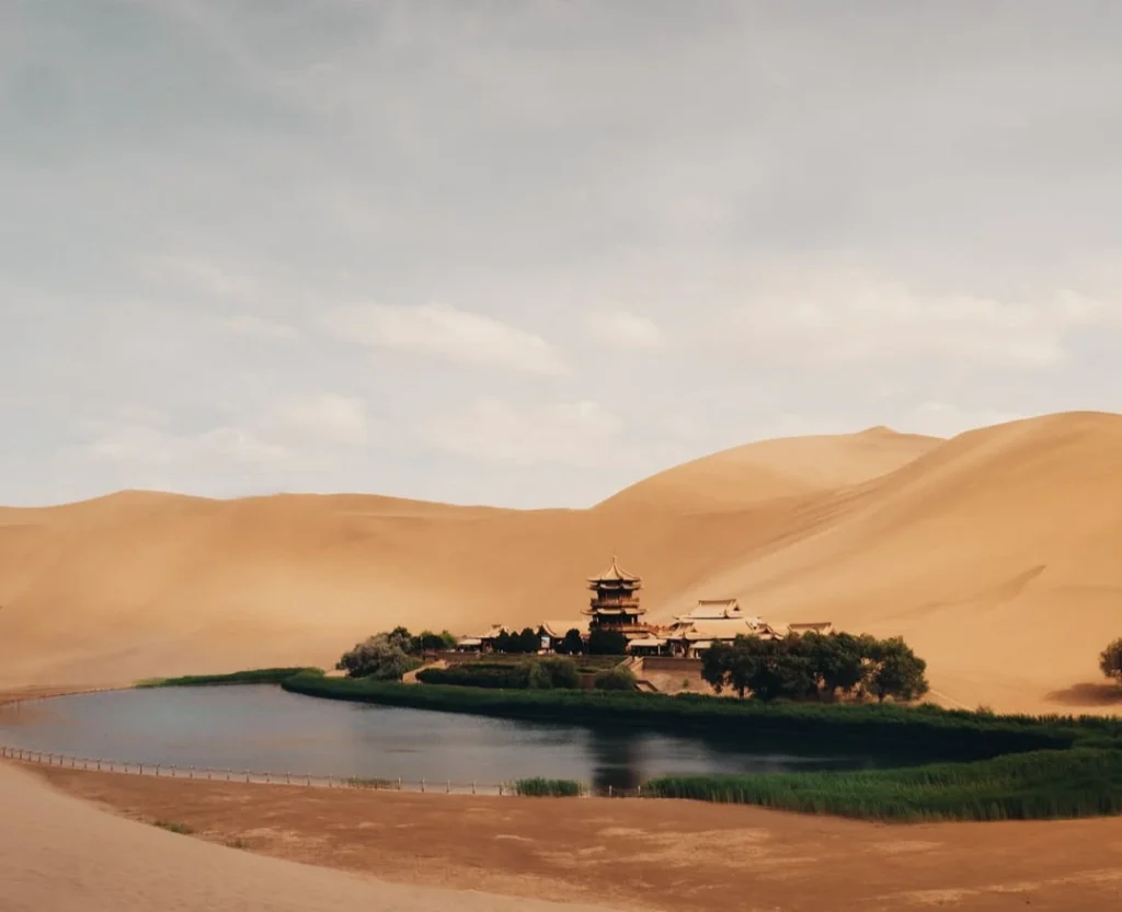 lac du croissant de lune des dunes de mingsha