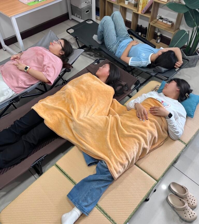 des etudiants qui font la sieste en chine