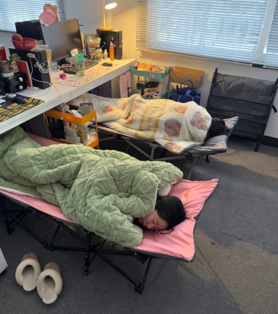 des chinois qui font la sieste au bureau