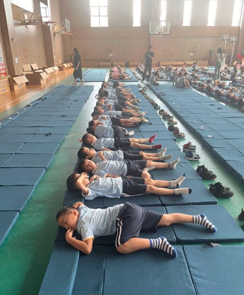 des ecoliers qui font la sieste en chine