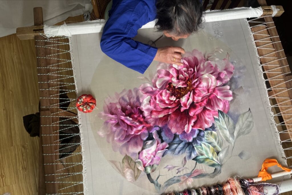 une personne âgée qui fait de la broderie chinoise