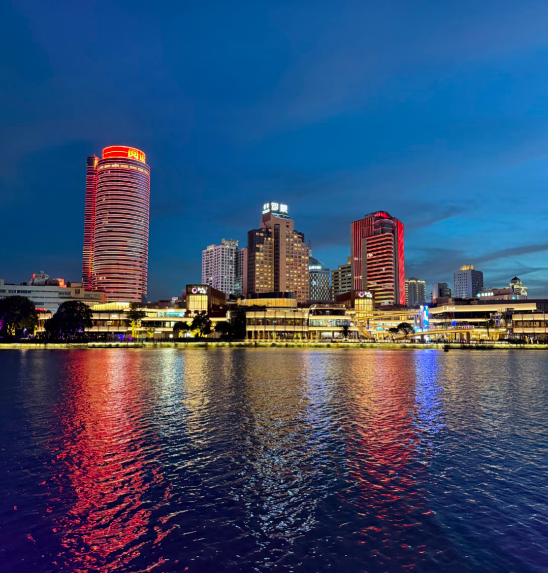 Skyline de Ningbo à l'heure bleue se reflétant dans la rivière
