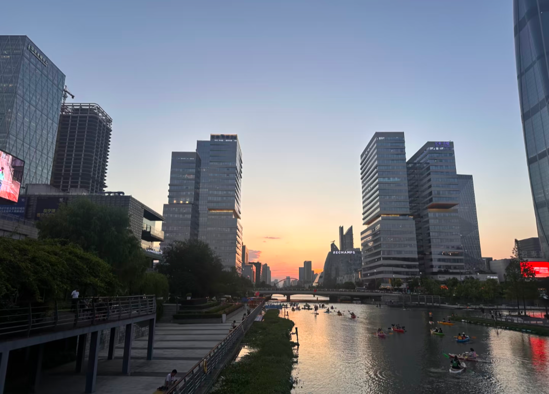 Front de rivière et gratte-ciels de Ningbo au coucher du soleil, Chine