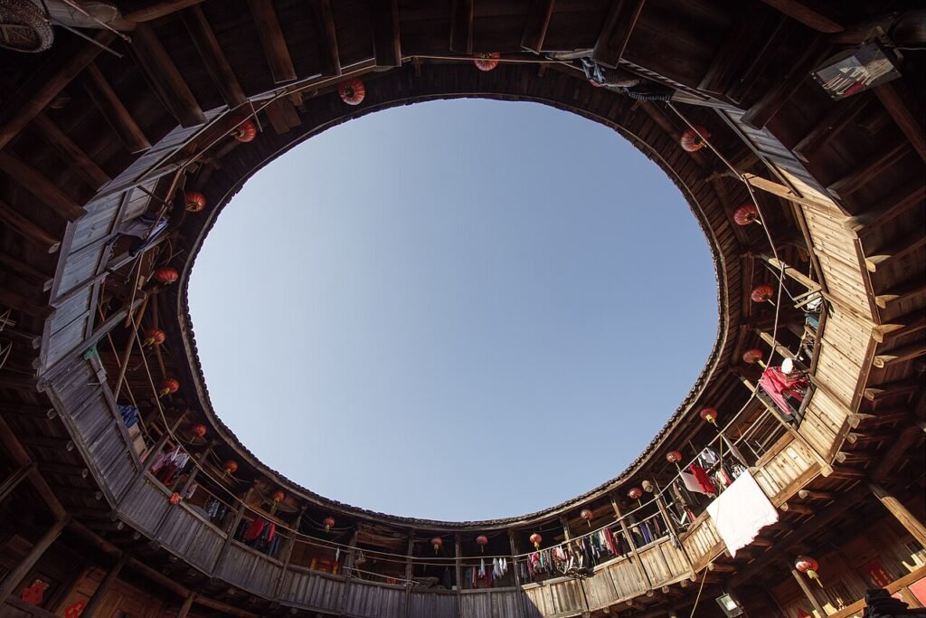 Cour intérieure circulaire d'un tulou hakka vue d'en bas