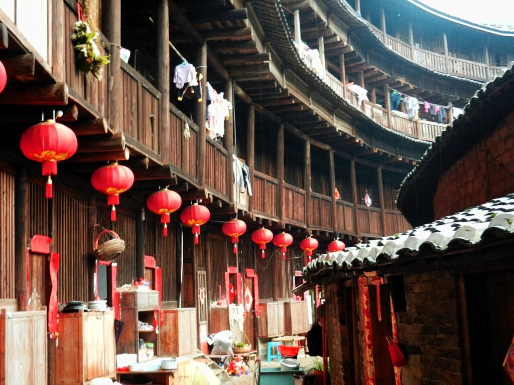 Galeries en bois et lanternes rouges dans un tulou de Yongding